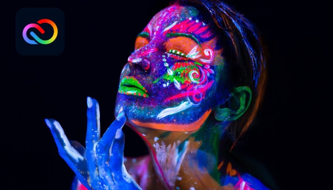 adobe-creative-cloud Kvinde med neonlys malet på ansigtet og hænderne på en sort baggrund, med Adobe Creative Cloud logo i øverste venstre hjørne.