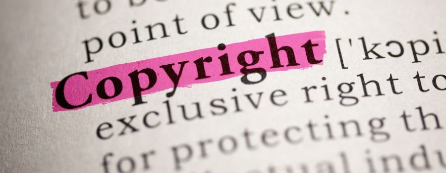 Ordet 'Copyright' fremhævet med lyserød markør i en ordbog.