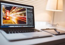 Apple MacBook Pro laptop på bordet med Lightroom åben på skærmen.