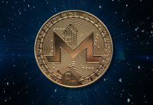 Hvad er Privacy Coins, og hvordan adskiller de sig fra almindelig kryptovaluta? Monero kryptovaluta mønt på en mørk baggrund med symboler af forskellige valutaer.
