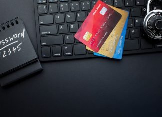 De bedste password managere til enhver lejlighed En notesbog med adgangskoden "12345", to kreditkort, der ligger på et tastatur, og en hængelås.