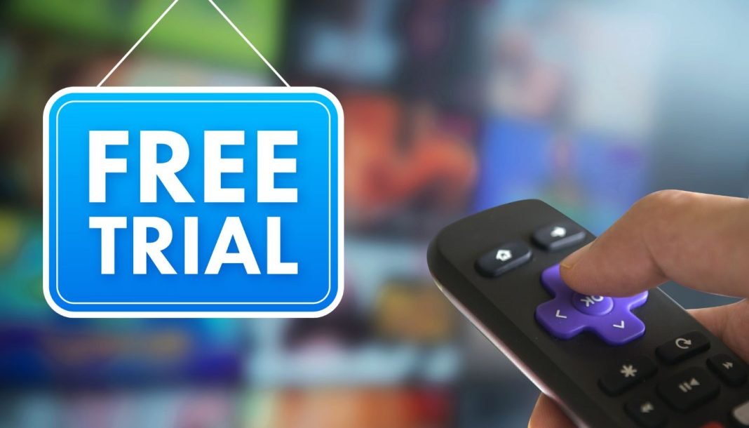 free-trial-video Skilt med teksten 'Free trial' og en hånd, der holder en fjernbetjening.