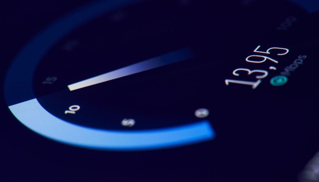 internet-speed Et speedometer, der viser en hastighed på 13,95 Mbps.