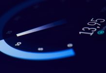 Hvad er ISP-throttling, og hvordan kan du finde ud af, om du bliver neddroslet? Et speedometer, der viser en hastighed på 13,95 Mbps.