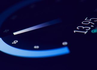 Et speedometer, der viser en hastighed på 13,95 Mbps.