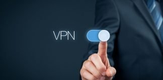 En person i jakkesæt trykker på en virtuel knap for at aktivere en VPN.