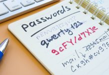 Usikker opbevaring af adgangskoder i en notesbog.