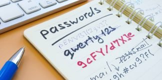 Usikker opbevaring af adgangskoder i en notesbog.