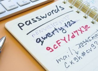 Usikker opbevaring af adgangskoder i en notesbog.