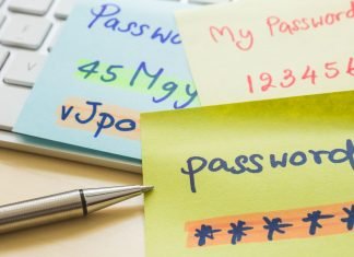 Et billede, der illustrerer en usikker måde at opbevare passwords på. Farverige post-it sedler med håndskrevne passwords ligger spredt ud på et computertastatur.