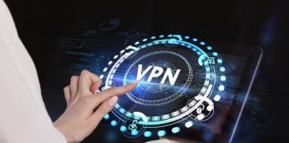 En kvindehånd, der trykker på en skærm med ordet VPN omgivet af ikoner og grafik.