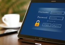 Tablet med login-skærm, der viser felter til brugernavn og adgangskode, samt knapper til login og registrering.