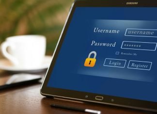 Tablet med login-skærm, der viser felter til brugernavn og adgangskode, samt knapper til login og registrering.