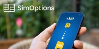 En hånd holder en smartphone med en skærm, der viser en illustration af en eSIM. Øverst til venstre i billedet er der et logo og teksten 'SimOptions'. Skærmen på smartphonen viser en gul chip med teksten 'eSIM' og en gul SIM-kort illustration med teksten 'SIM'.
