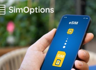 Slip for dyr roaming: Sådan kan SimOptions eSIM spare dig penge på rejsen En hånd holder en smartphone med en skærm, der viser en illustration af en eSIM. Øverst til venstre i billedet er der et logo og teksten 'SimOptions'. Skærmen på smartphonen viser en gul chip med teksten 'eSIM' og en gul SIM-kort illustration med teksten 'SIM'.