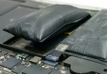 Hvad får et batteri til at svulme op – og hvordan undgår du det? To oppustede, sorte batterier ligger på en grå, slidt overflade. Batterierne er tydeligt hævede og ser deformerede ud, hvilket indikerer en mulig fejlfunktion eller overopladning.