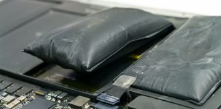 To oppustede, sorte batterier ligger på en grå, slidt overflade. Batterierne er tydeligt hævede og ser deformerede ud, hvilket indikerer en mulig fejlfunktion eller overopladning.