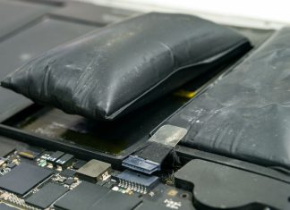 Hvad får et batteri til at svulme op – og hvordan undgår du det? To oppustede, sorte batterier ligger på en grå, slidt overflade. Batterierne er tydeligt hævede og ser deformerede ud, hvilket indikerer en mulig fejlfunktion eller overopladning.