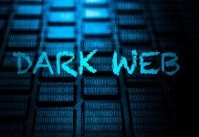En baggrund af en computer-tastatur med binære tal (1 og 0) overlejret i blå farve. I forgrunden står teksten "DARK WEB" skrevet i en ru, blå skrifttype.