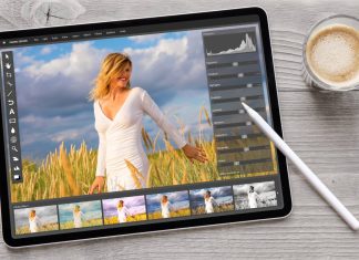 De 5 bedste fotoredigeringsapps til iPad, der er bedre end Photoshop En tablet på et træbord ved siden af en kop kaffe. På tablettens skærm er et foto redigeringsprogram åbent, hvor et billede af en kvinde i en hvid kjole i en mark med høje græsstrå redigeres.